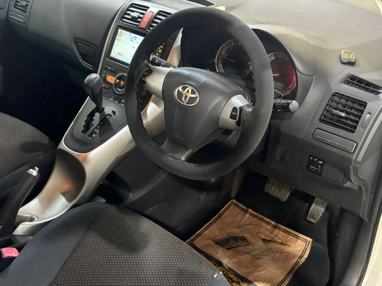 2010 Toyota Auris 1.5 Kıbrıs | KKTC İkinci El Satılık Araba - Thumbnail 6