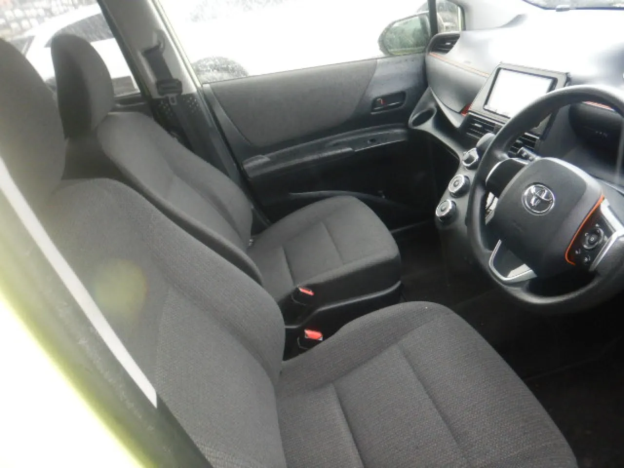 2022 Toyota Sienta 1.5 CVT-i Kıbrıs | KKTC İkinci El Satılık Araba - Thumbnail 6