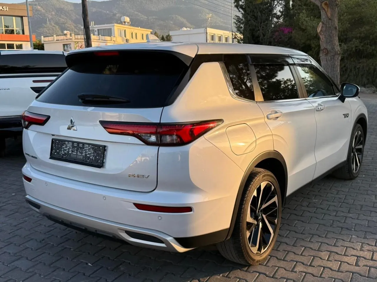 2022 Mitsubishi Outlander 2.4 Kıbrıs | KKTC İkinci El Satılık Araba - Thumbnail 4