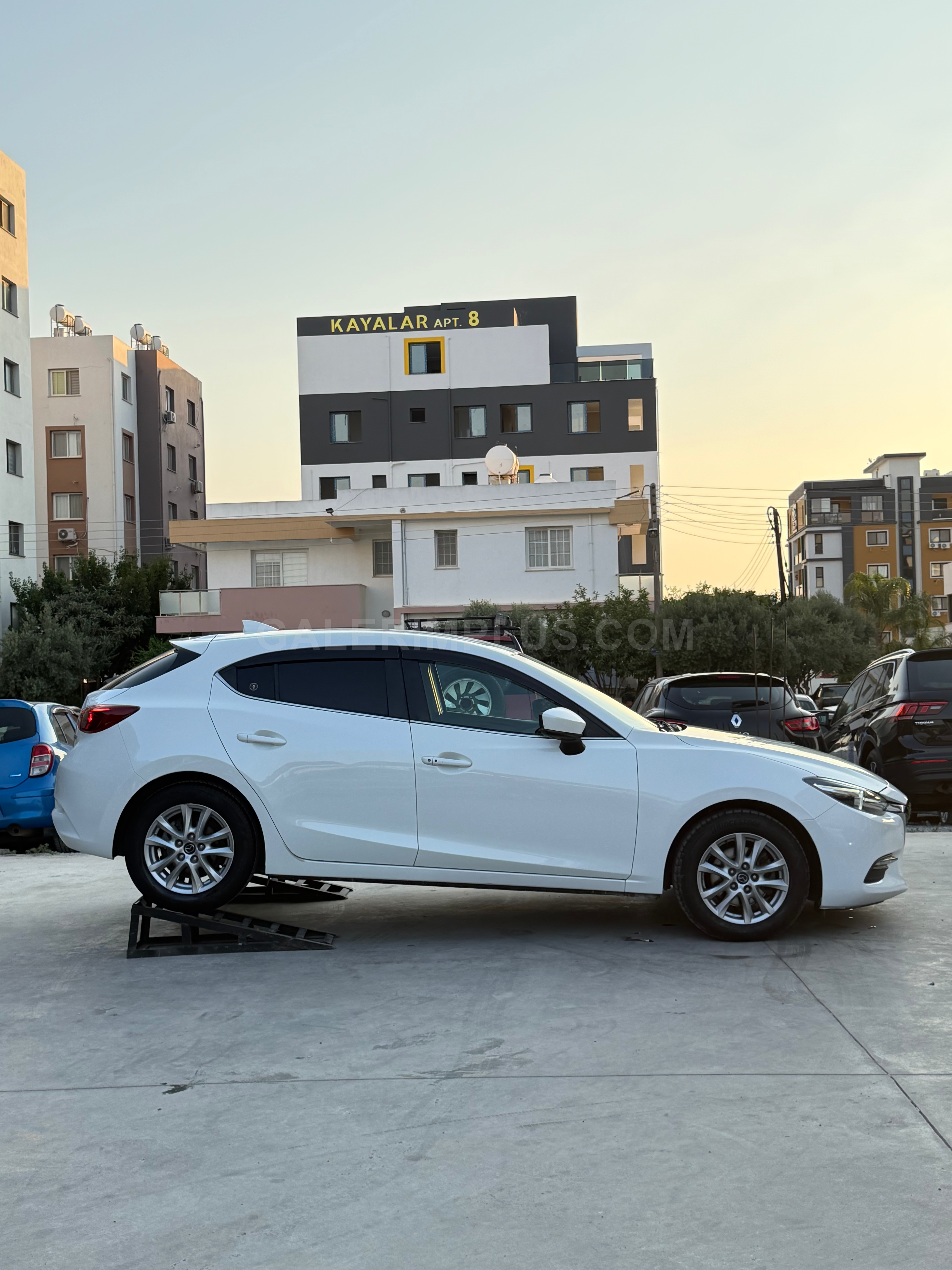 2017 Mazda Axela 1.5 Kıbrıs | KKTC İkinci El Satılık Araba - Thumbnail 4
