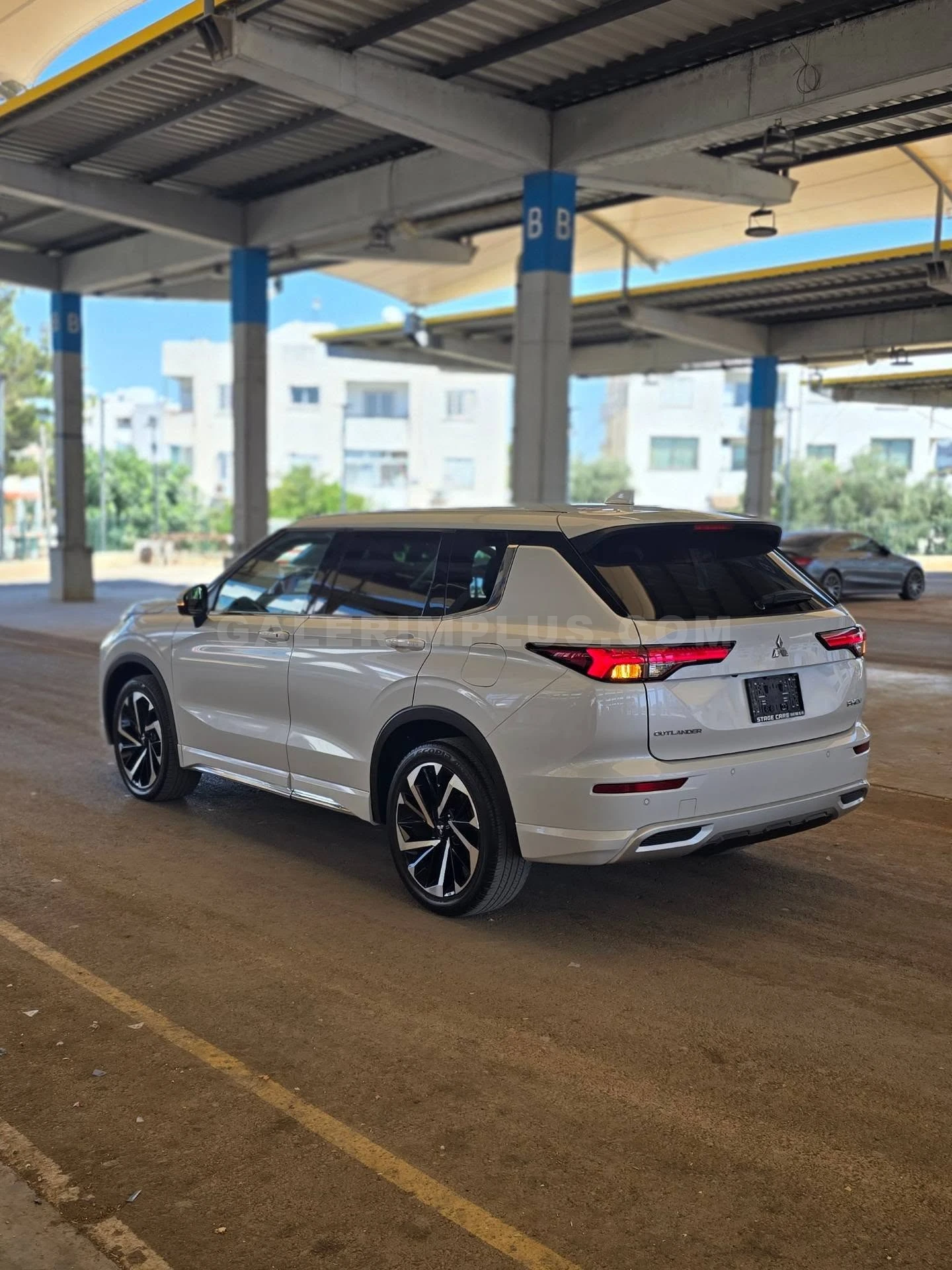 2022 Mitsubishi Outlander 2.4 PHEV Kıbrıs | KKTC İkinci El Satılık Araba - Thumbnail 4